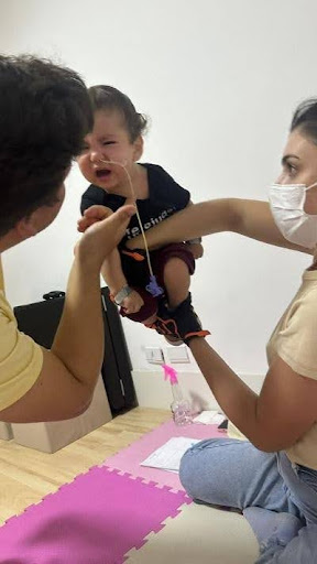 Lucca durante uma sessão de fisioterapia