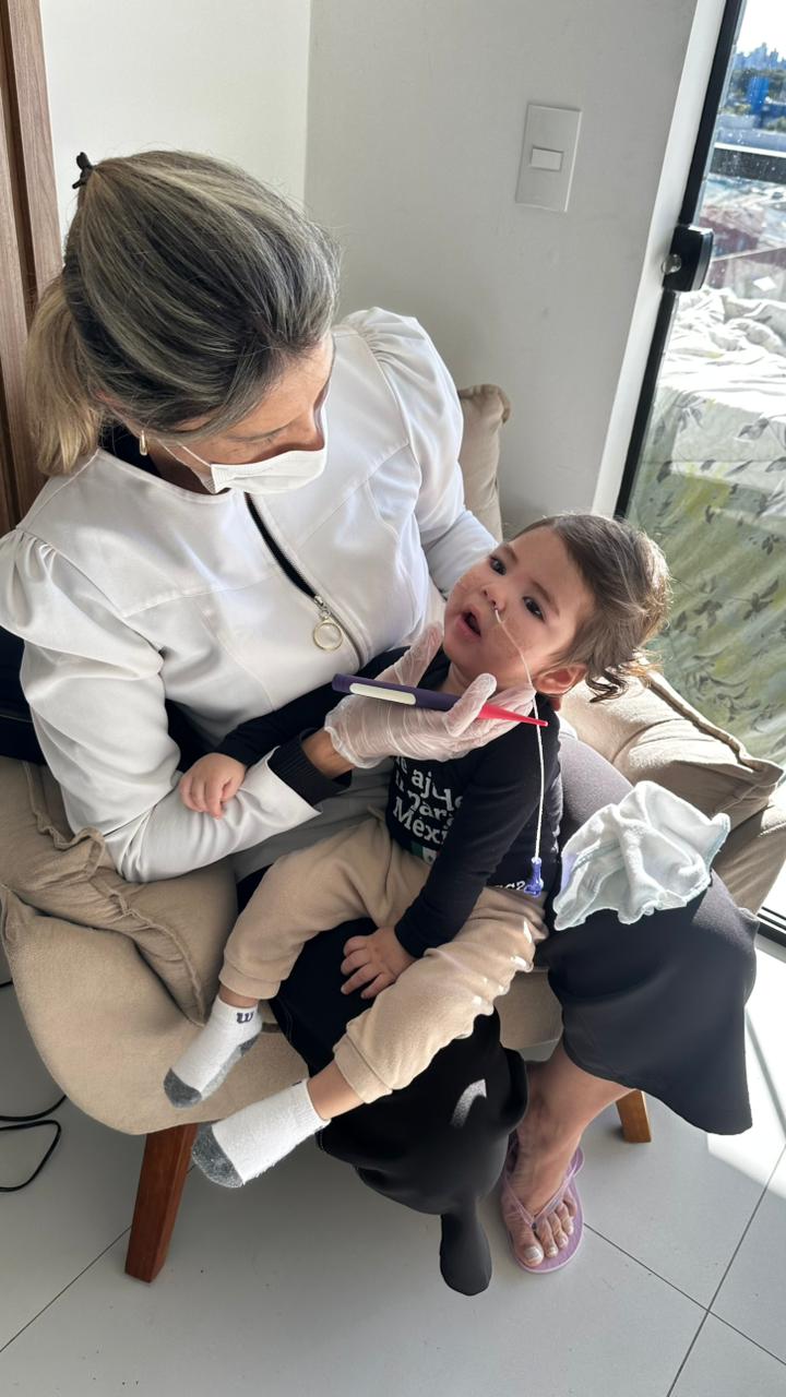 Lucca durante uma sessão de fonoaudiologia