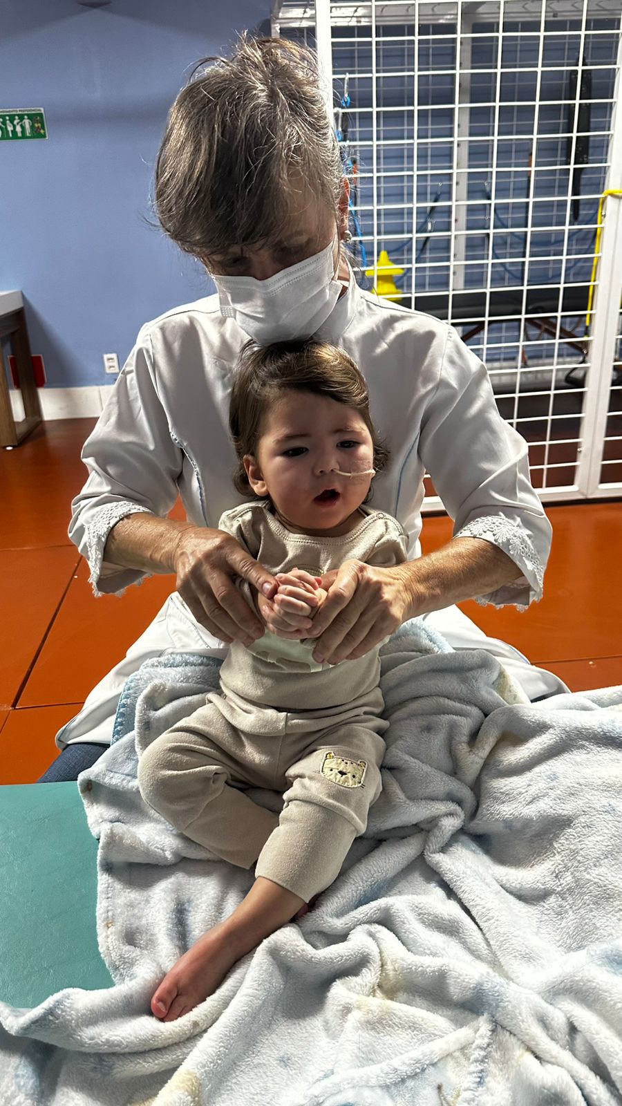 Lucca durante uma sessão de terapia ocupacional